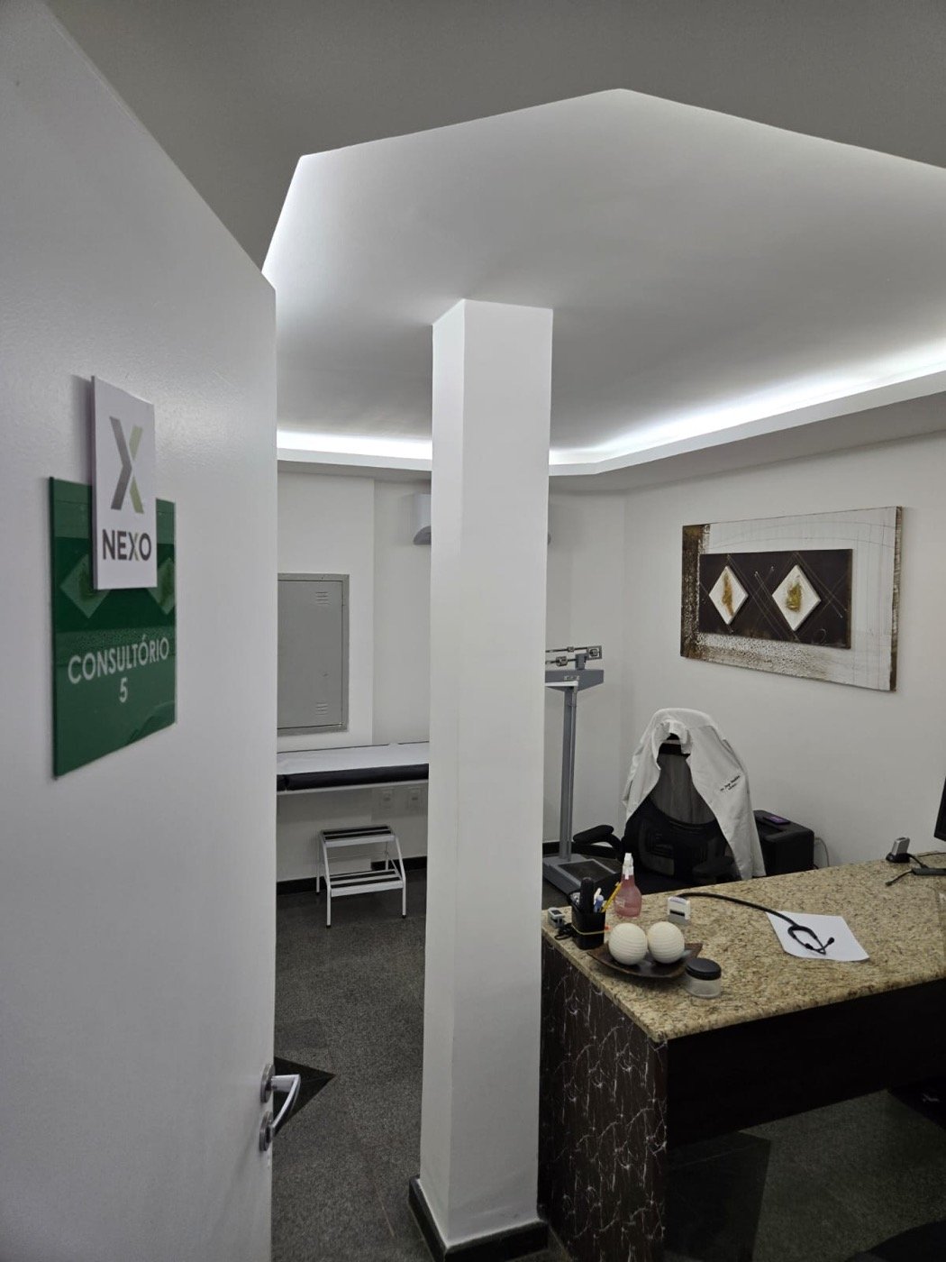 Consultório do Centro Médico Nexo, com maca e balança